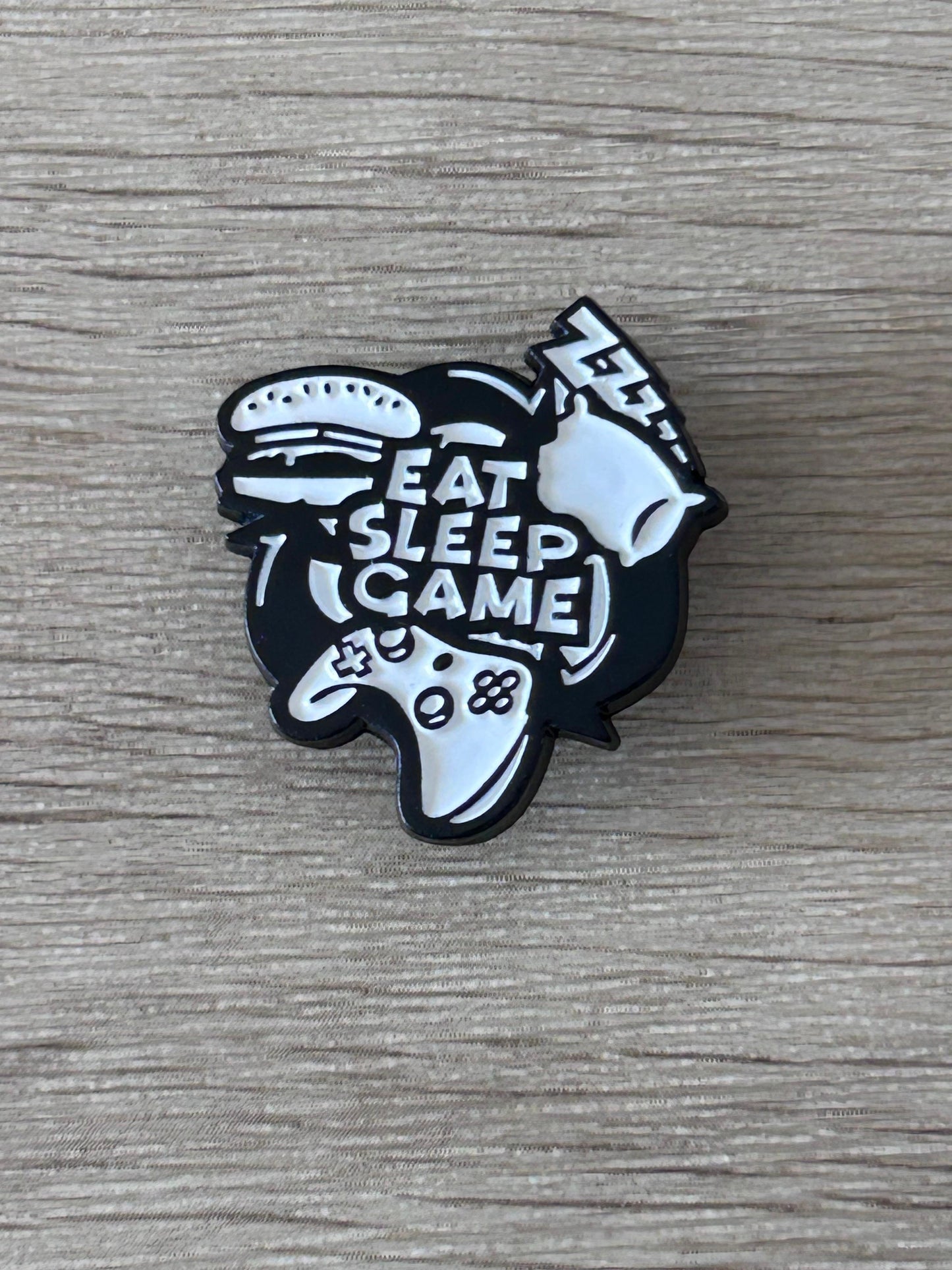 Pin's Eat Sleep Game, émail noir et blanc avec manette de jeu, burger et oreiller