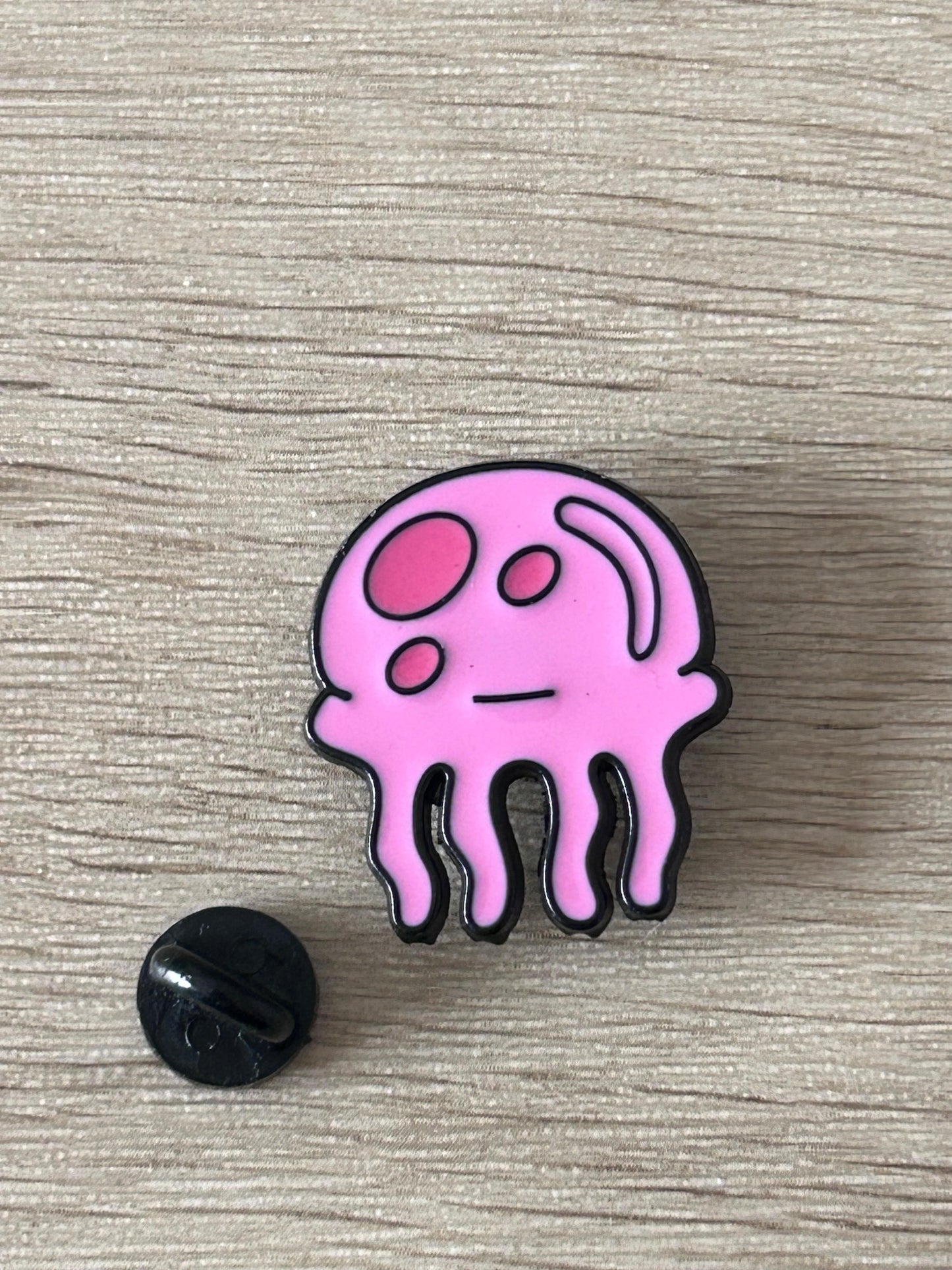 Pin en forme de méduse rose avec attache noire
