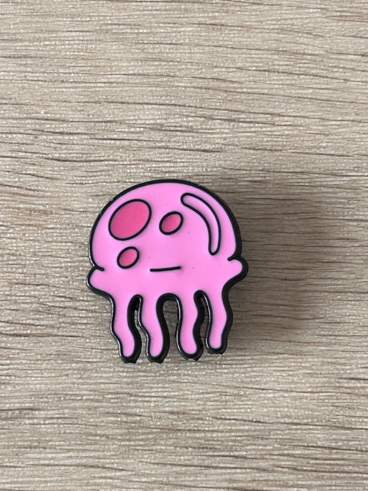 Pin en émail en forme de méduse rose, contours noirs