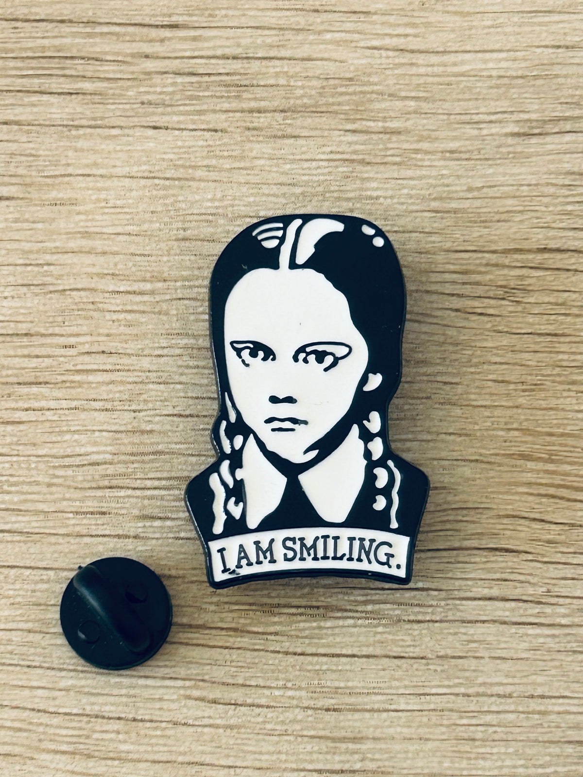 Broche portrait noir et blanc « I AM SMILING » avec dos noir rond visible