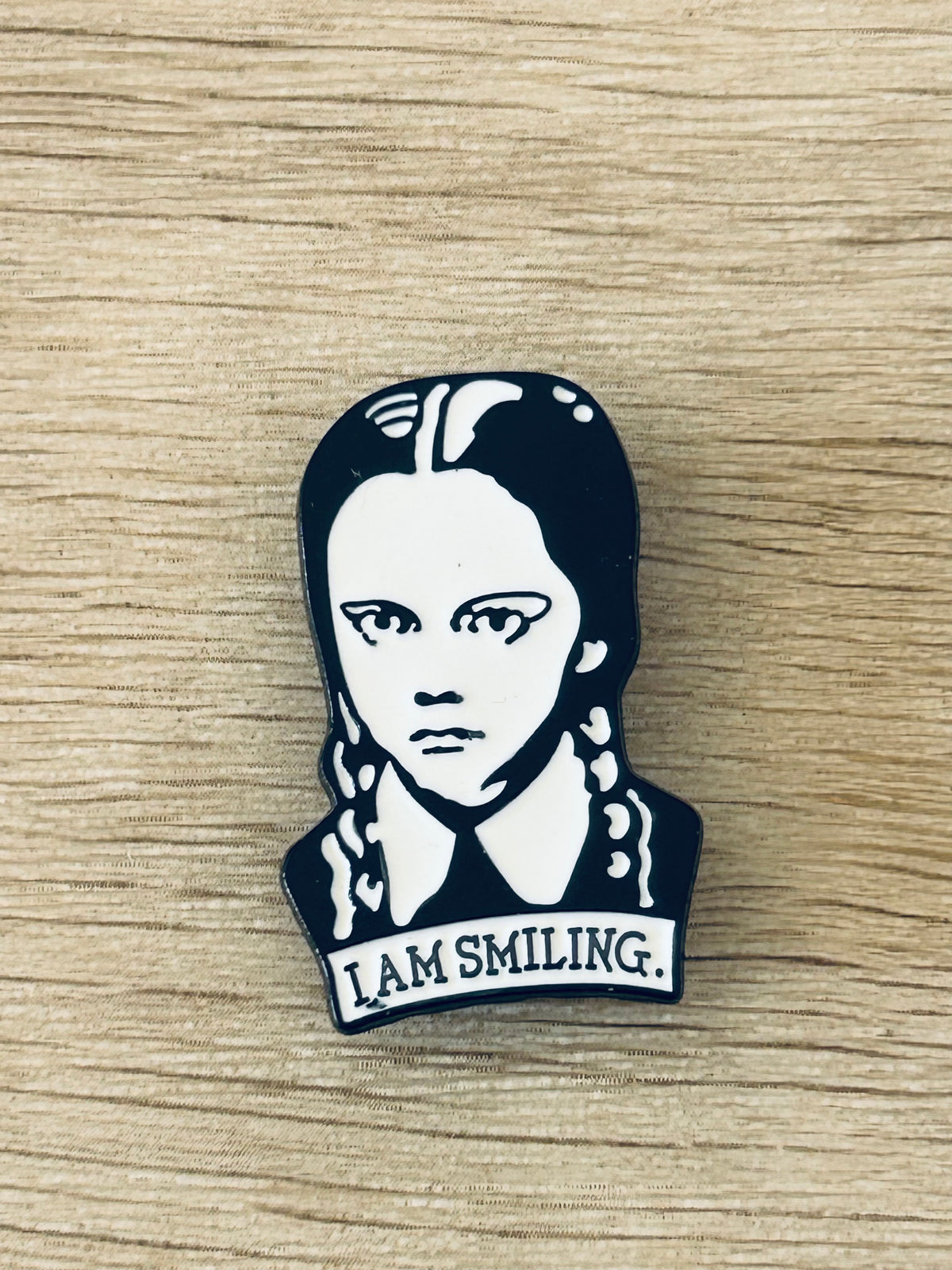 Broche émaillée en forme de portrait noir et blanc avec le texte « I AM SMILING »