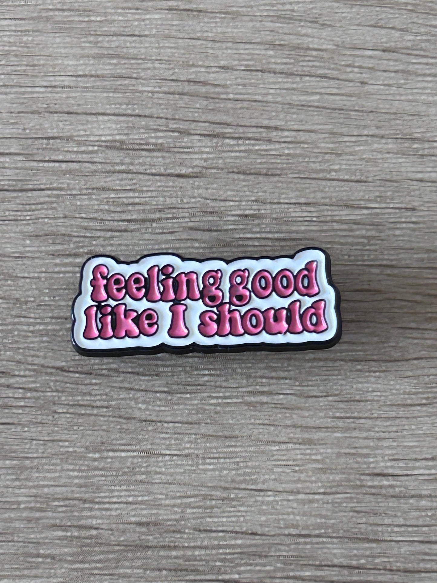 Broche émaillée noire avec texte « feeling good like I should »