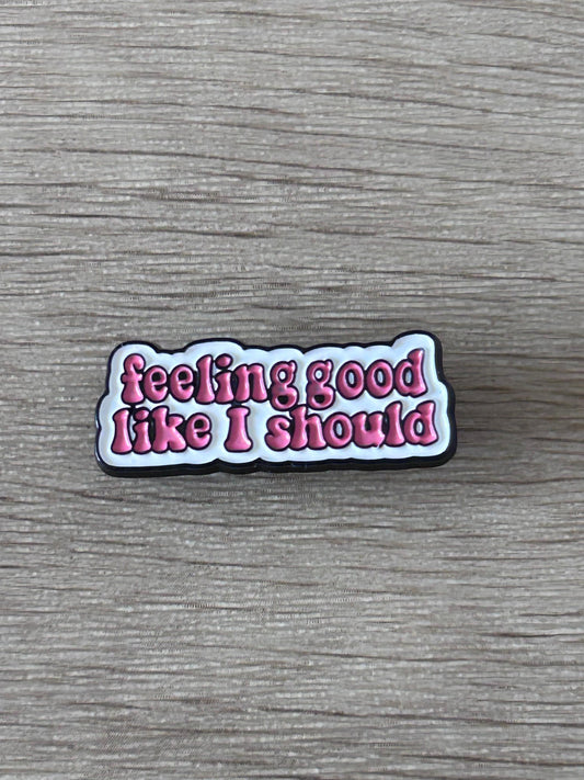 Broche émaillée noire avec texte « feeling good like I should »