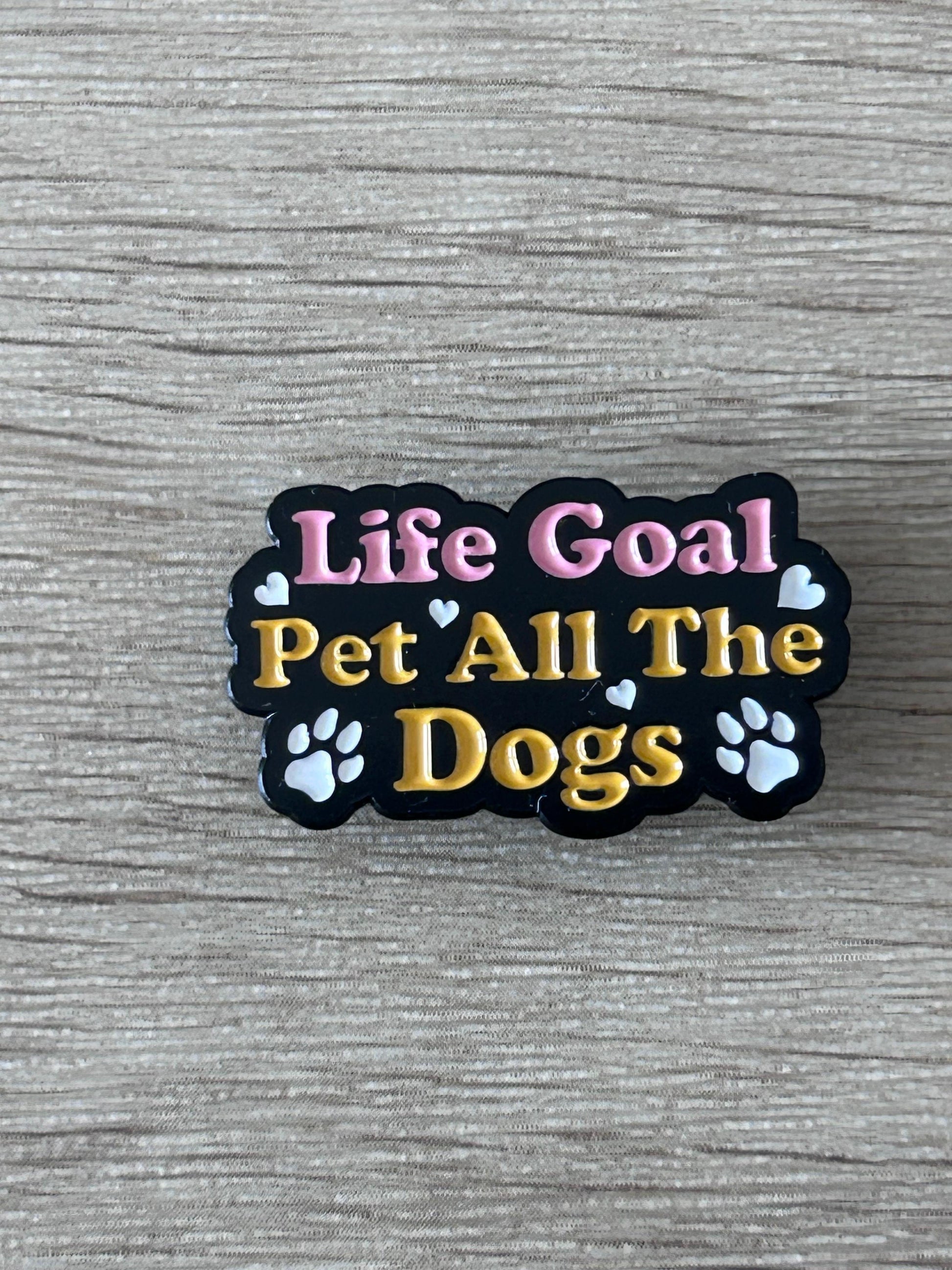 Broche émaillée noire "Life Goal Pet All The Dogs" et empreintes de pattes