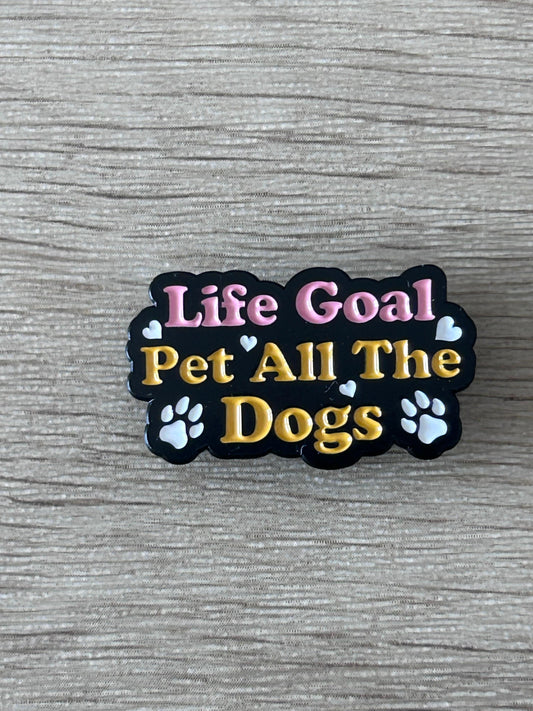Broche émaillée noire "Life Goal Pet All The Dogs" et empreintes de pattes