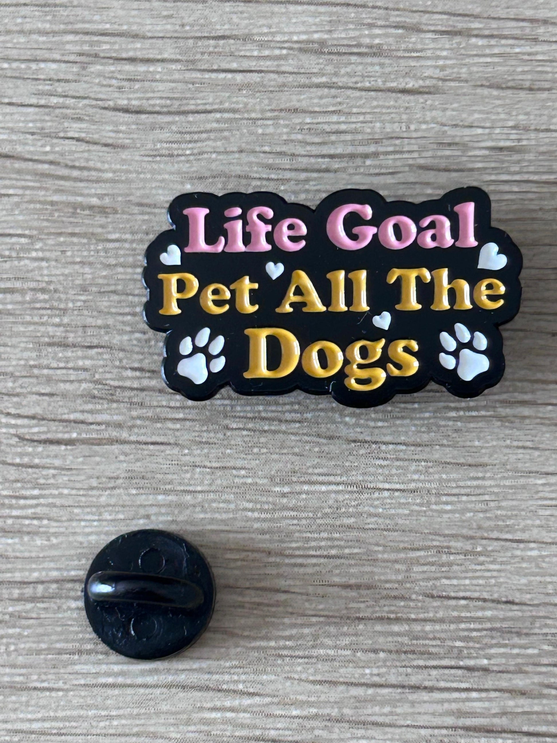 Broche émaillée noire "Life Goal Pet All The Dogs"; dos rond noir visible