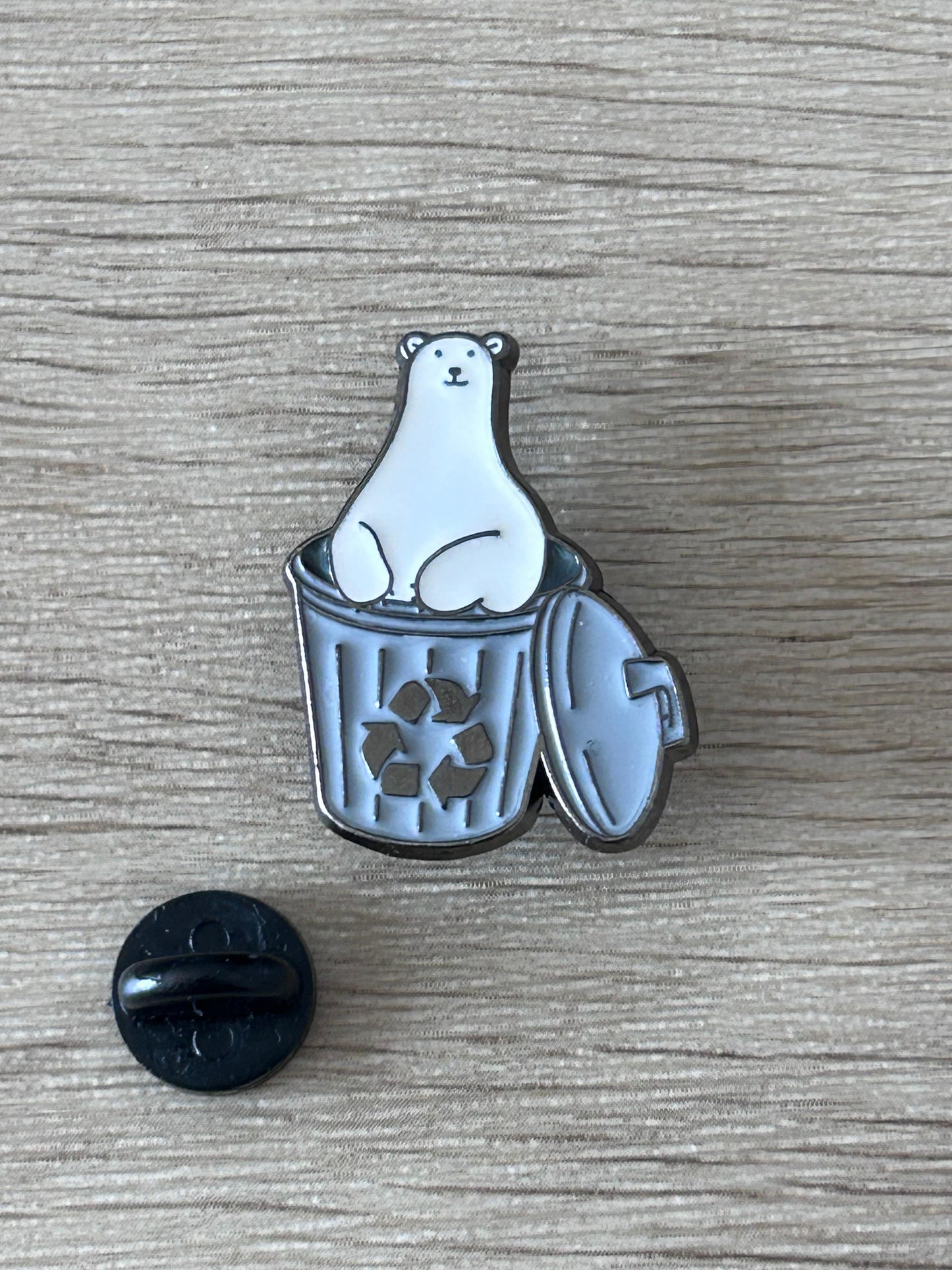 Pin en émail ours polaire avec poubelle de recyclage, dos rond noir