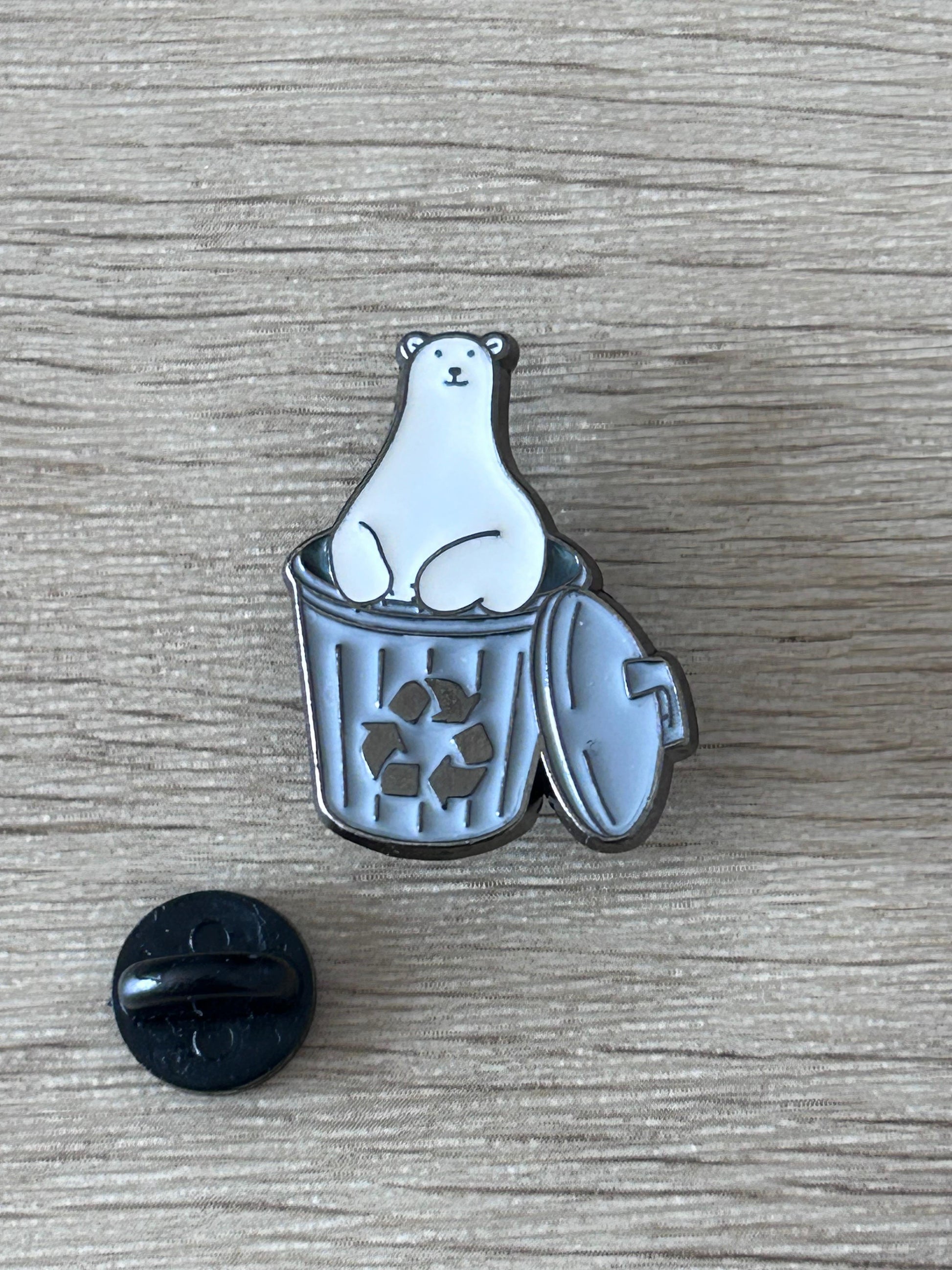 Pin en émail ours polaire avec poubelle de recyclage, dos rond noir