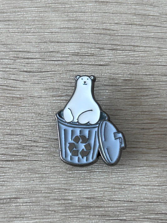 Pin en émail ours polaire tenant une poubelle de recyclage
