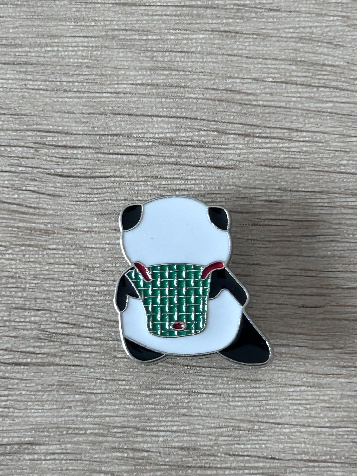 Épinglette panda en émail, sac à dos vert et noir, contour blanc