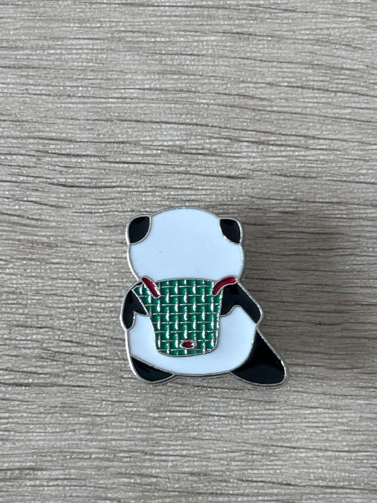 Épinglette panda en émail, sac à dos vert et noir, contour blanc