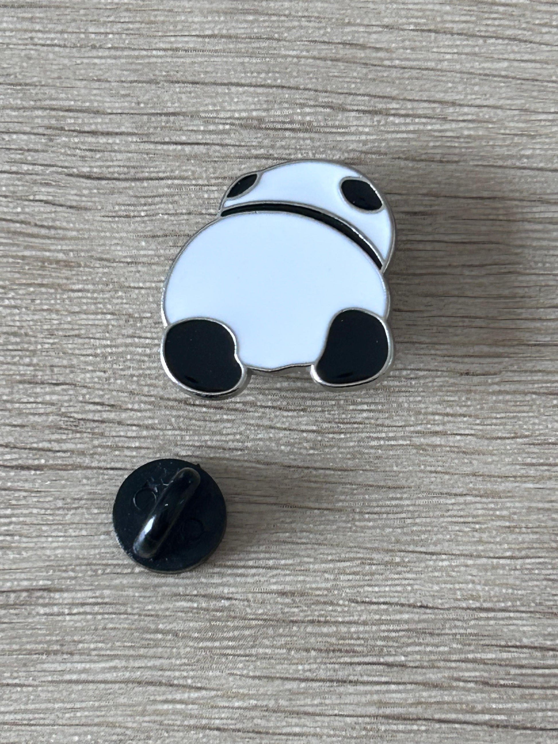 Épinglette panda de dos en émail, blanc/noir avec attache noire