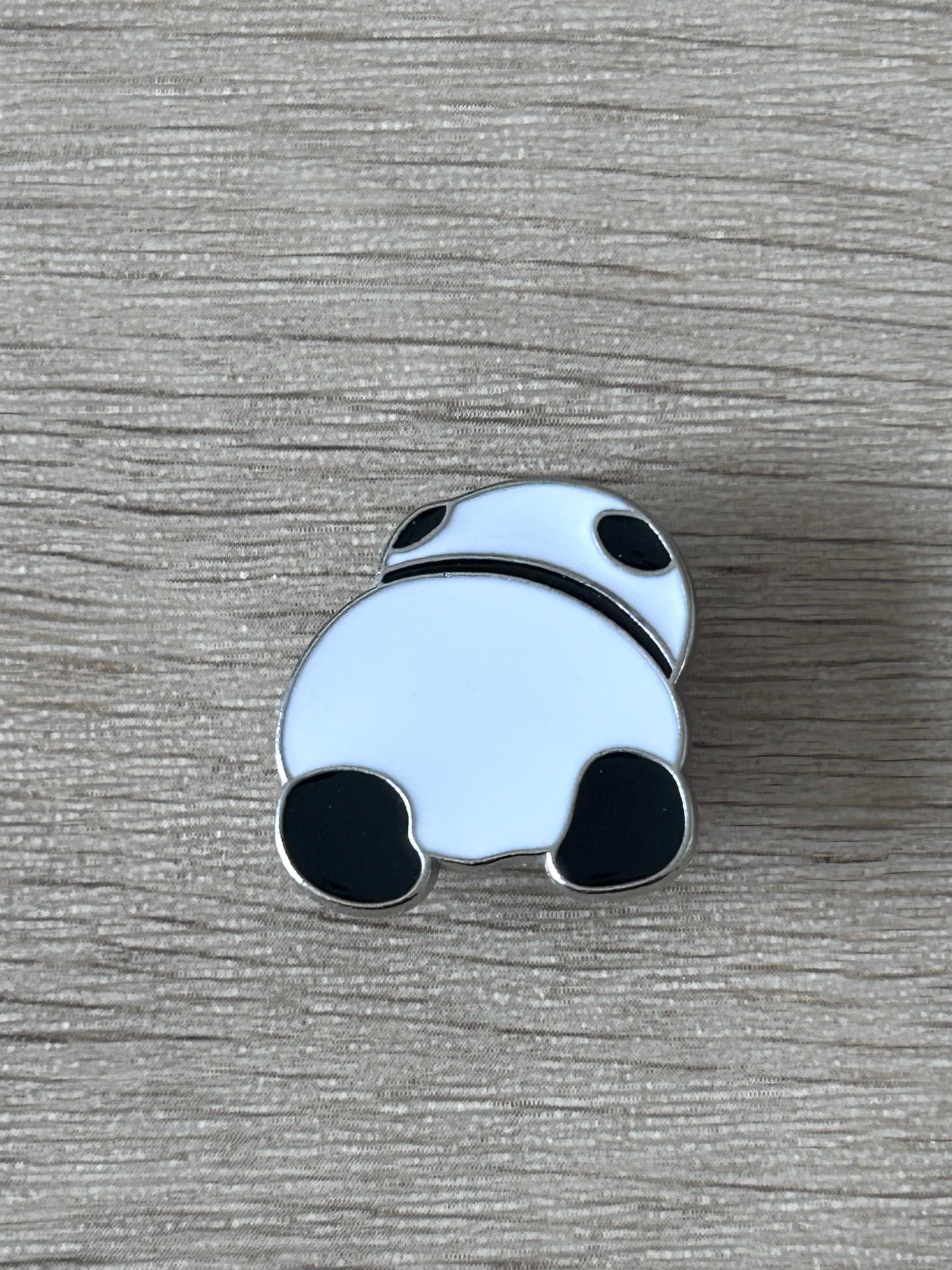 Épinglette panda de dos en émail, blanc et noir