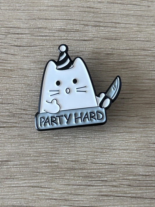 Broche émaillée en forme de chat blanc, texte « PARTY HARD », patte levée