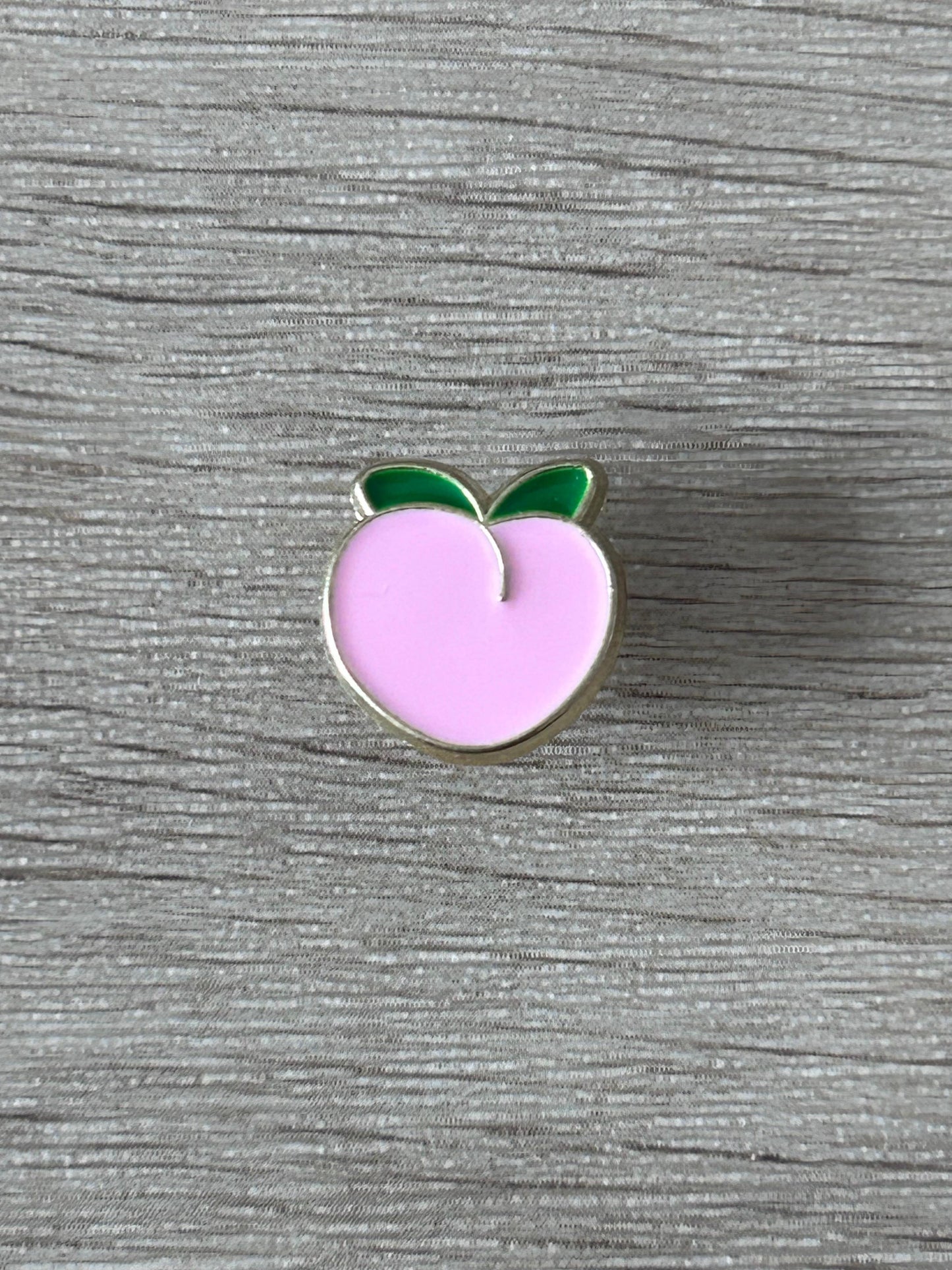 Pin en forme de pêche rose en émail, avec feuilles vertes