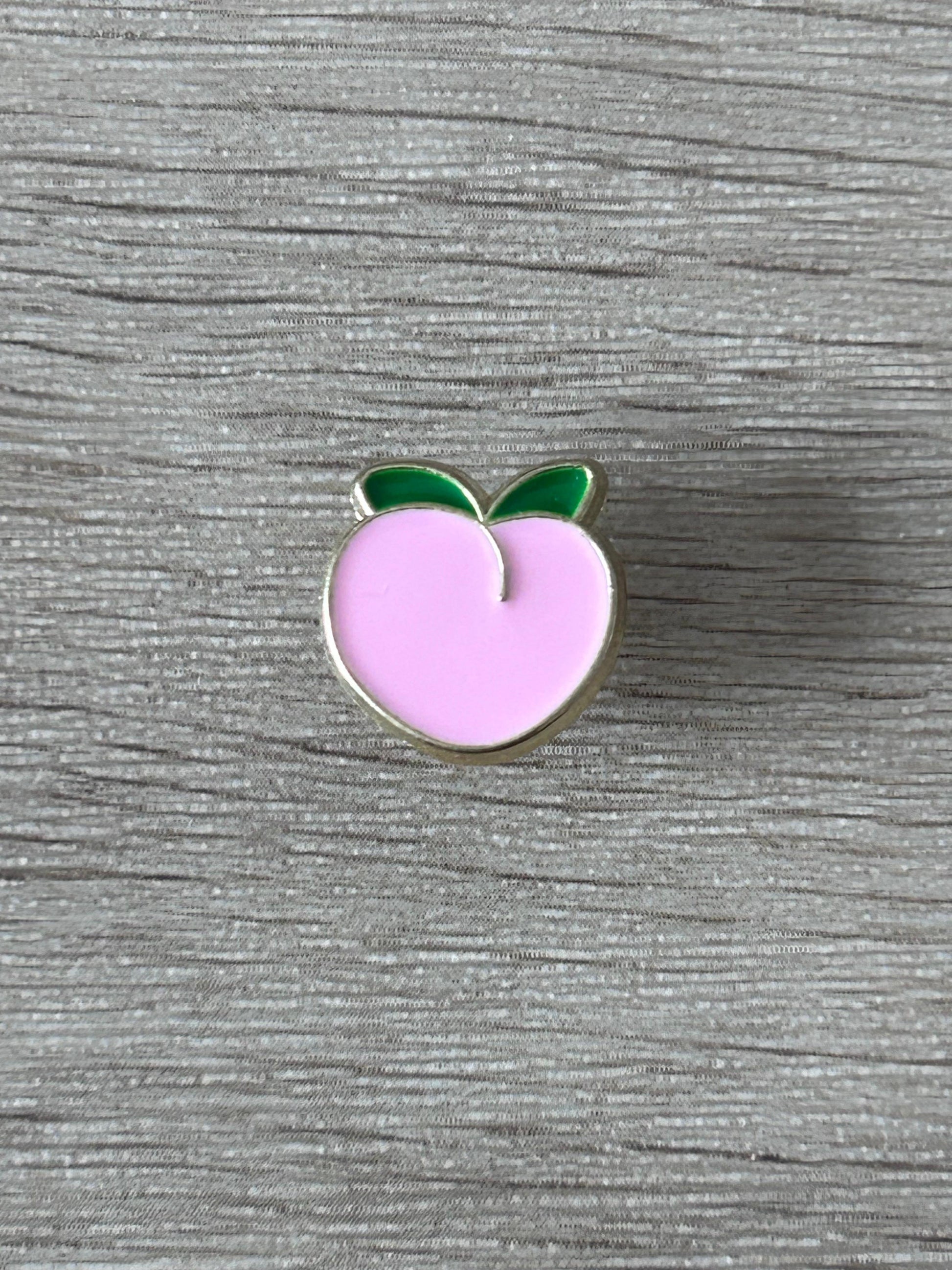 Pin en forme de pêche rose en émail, avec feuilles vertes