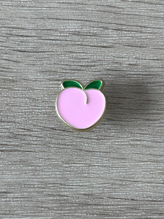 Pin en forme de pêche rose en émail, avec feuilles vertes