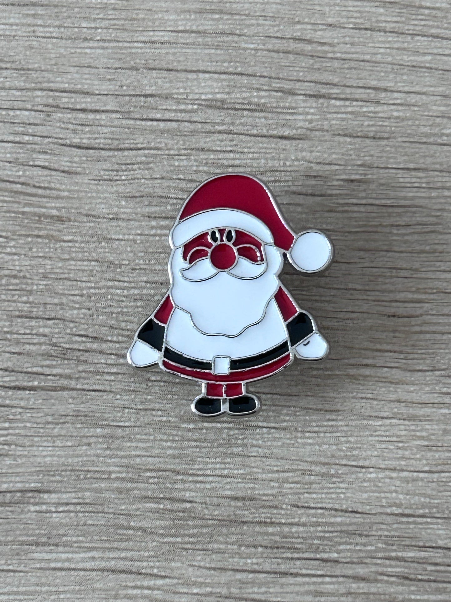 Pin Père Noël émaillé, visage barbu et chapeau rouge, détail en métal