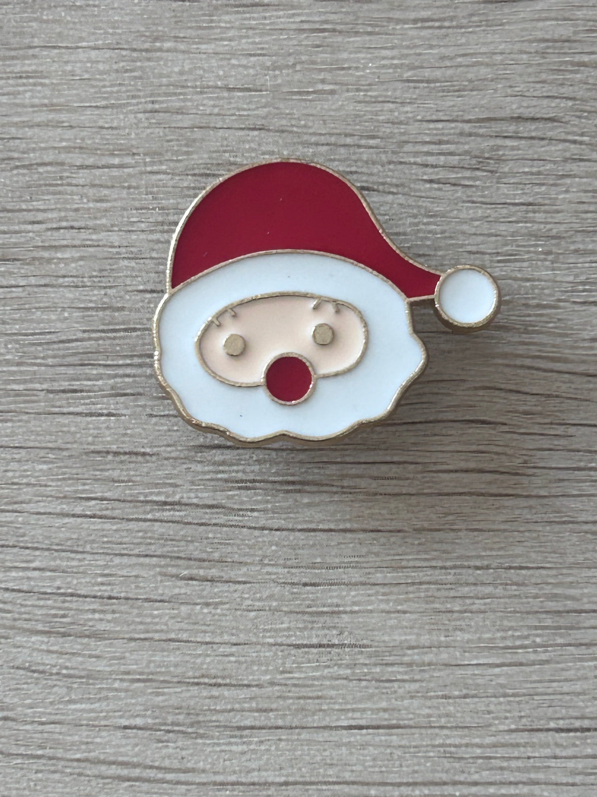 Gros plan du pin's Père Noël