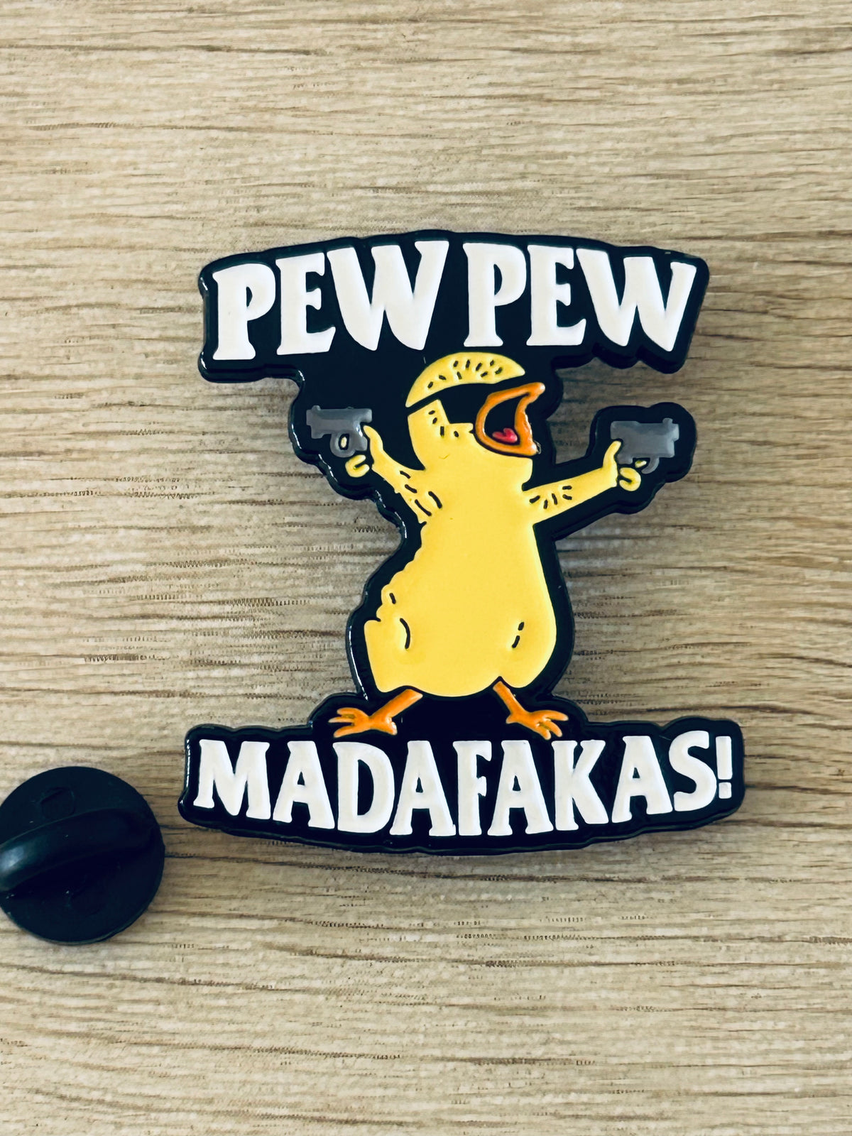 Pin émaillé poussin jaune «Pew Pew Madafakas»; dos noir visible