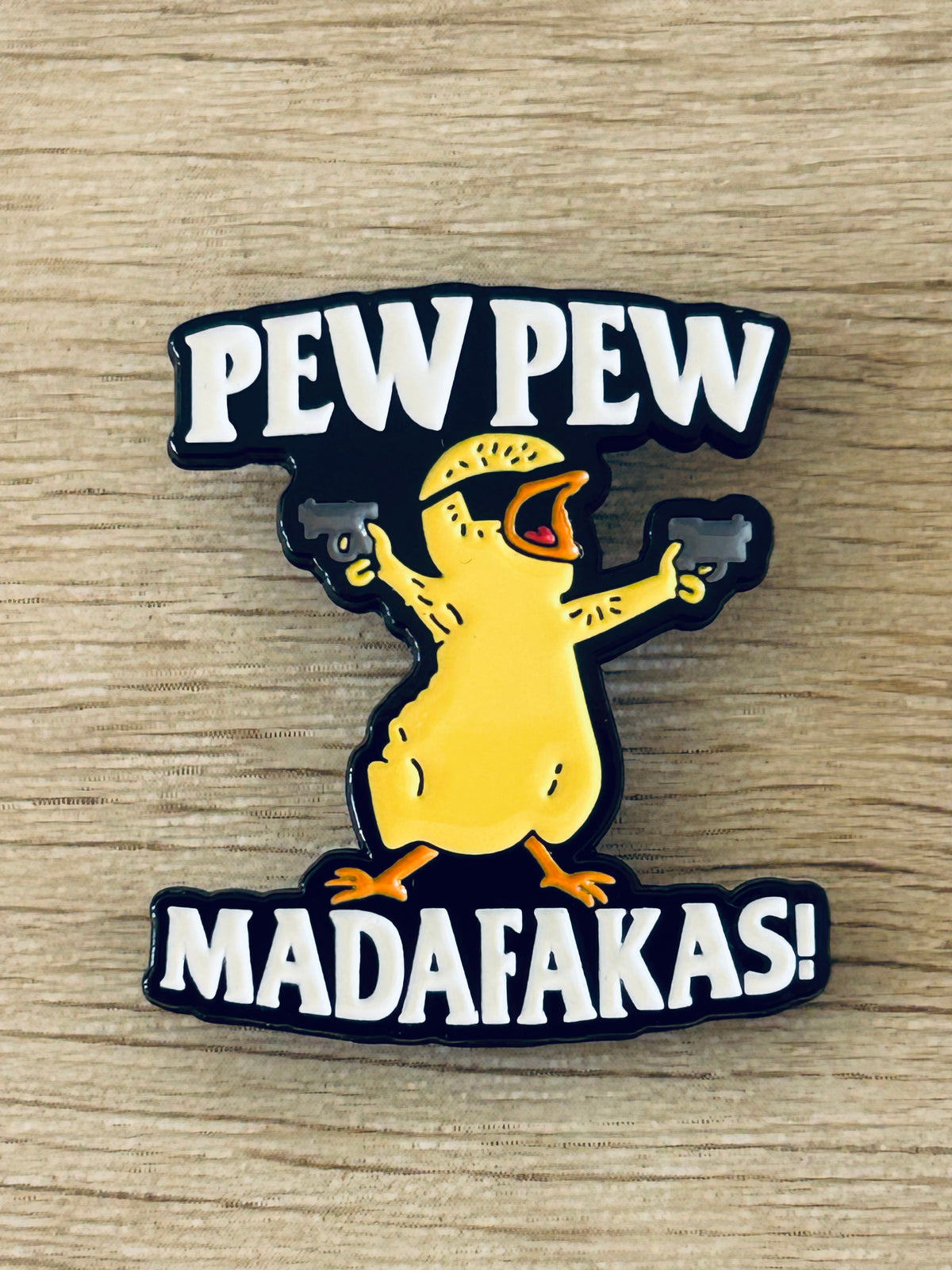Pin émaillé poussin jaune «Pew Pew Madafakas» tenant deux pistolets