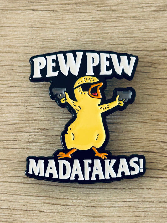 Pin émaillé poussin jaune «Pew Pew Madafakas» tenant deux pistolets