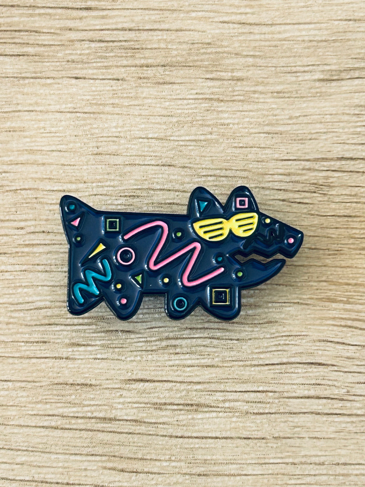 Broche en forme de chien noir avec lunettes jaunes, décor coloré