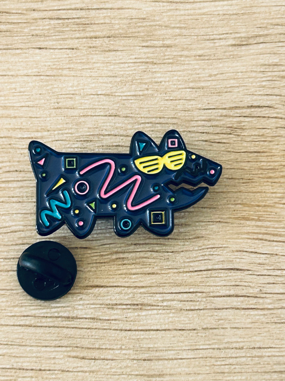 Broche en forme de chien noir à lunettes jaunes, avec dos de fixation