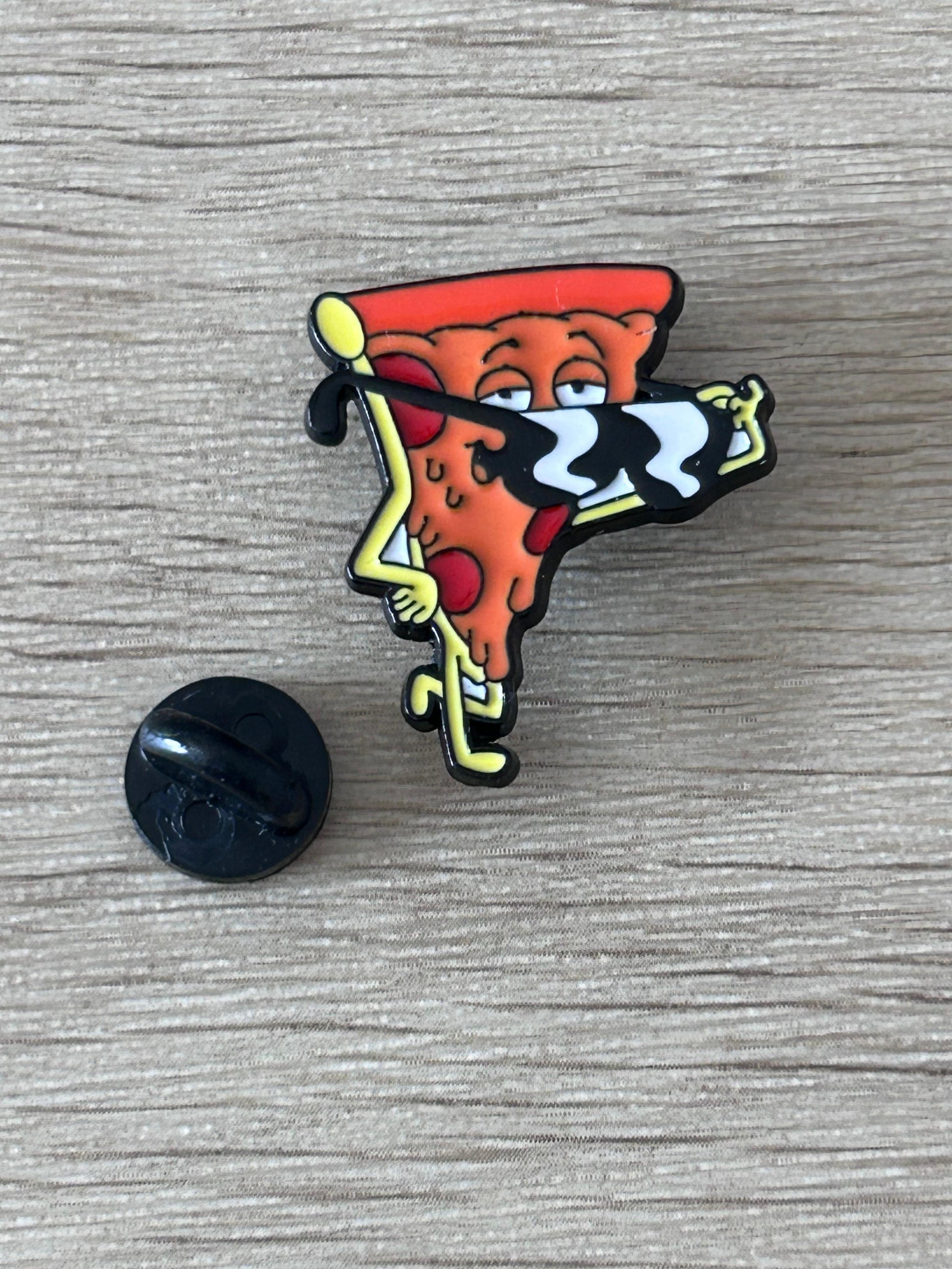 Épingle émail en forme de part de pizza rouge, attache noire en plastique