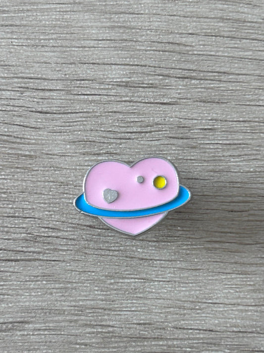 Épingle en forme de cœur violet avec planète jaune et anneau bleu