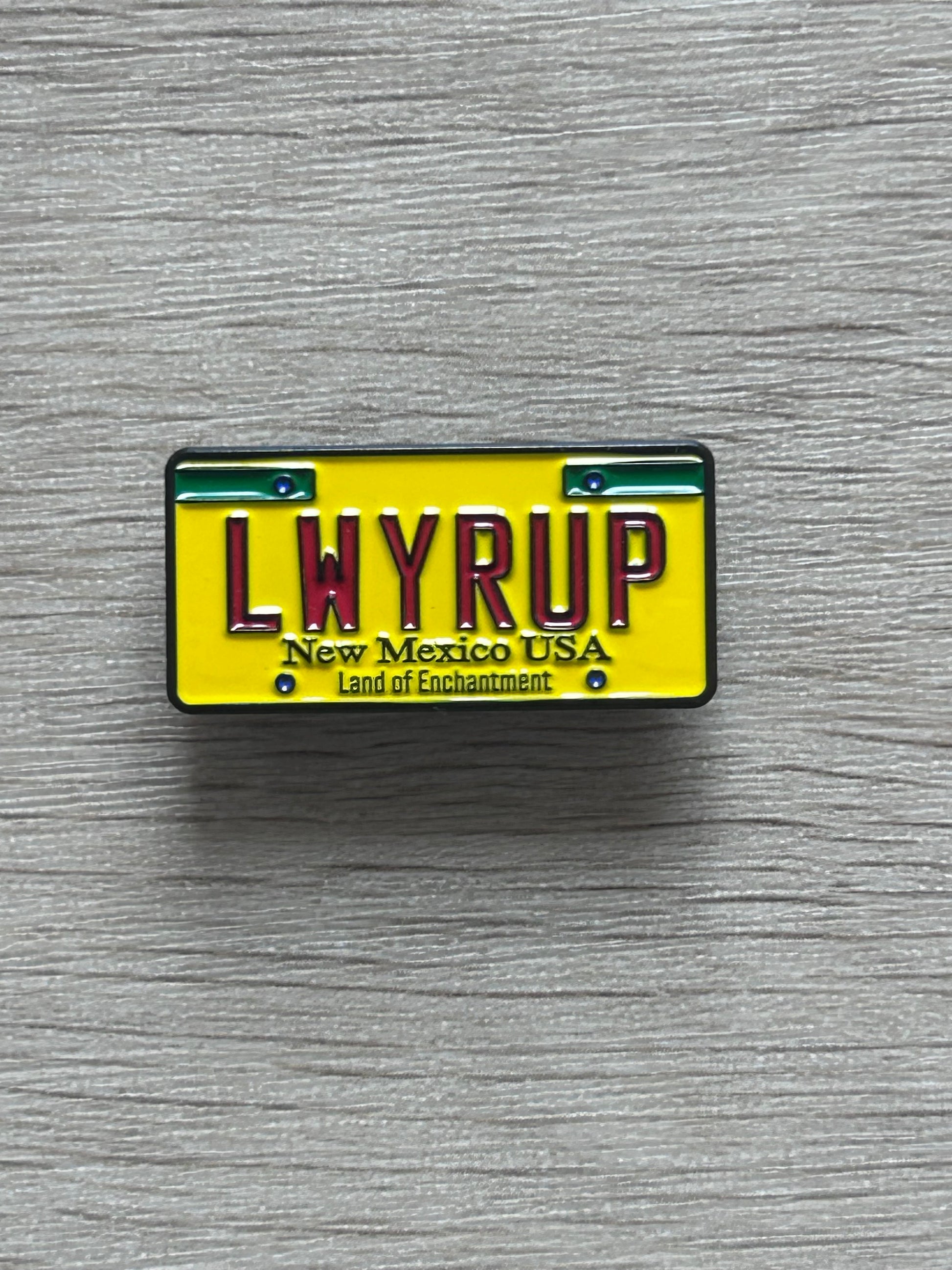 Pin's plaque d’immatriculation LUXURY jaune et verte