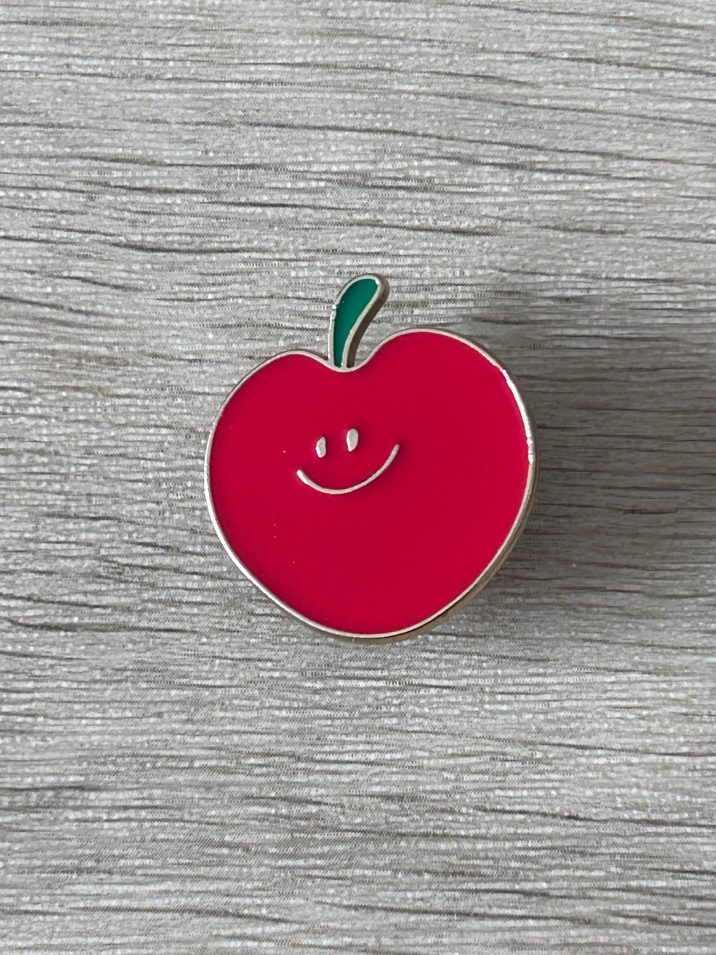 Épinglette pomme rouge en forme de cœur souriant, tige verte