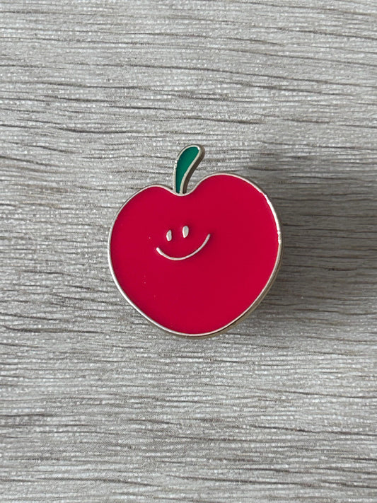 Épinglette pomme rouge en forme de cœur souriant, tige verte