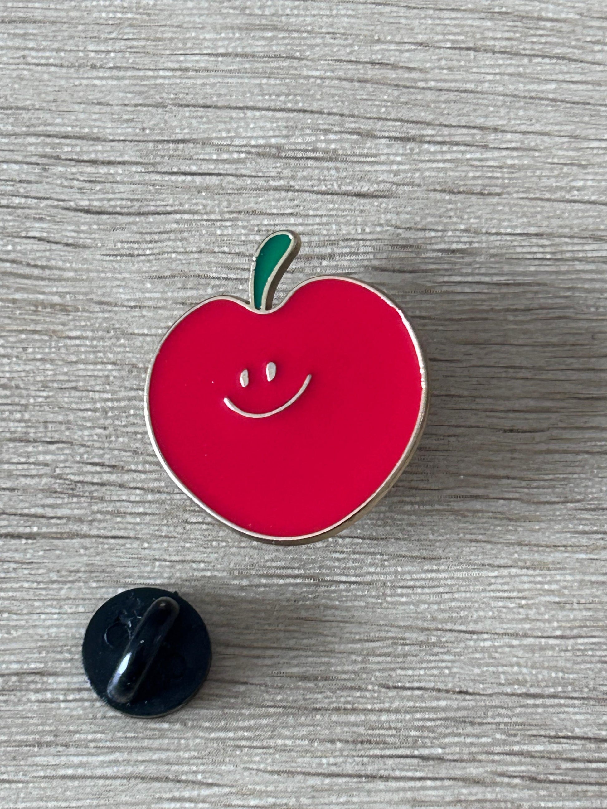 Épinglette en forme de pomme rouge cœur souriant, tige verte