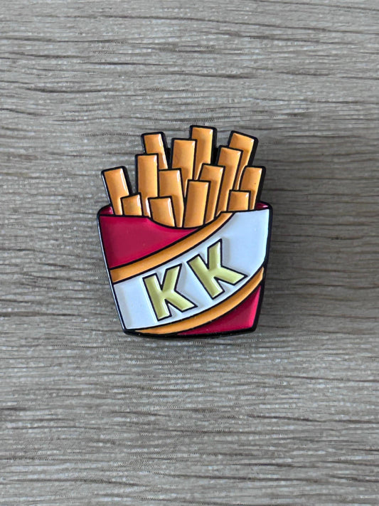Épinglette portion de frites « KK » bleu et rouge