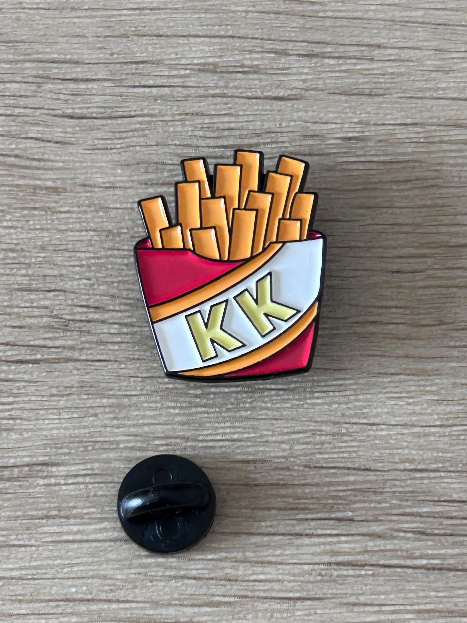 Épinglette portion de frites « KK » bleu et rouge, avec tête noire