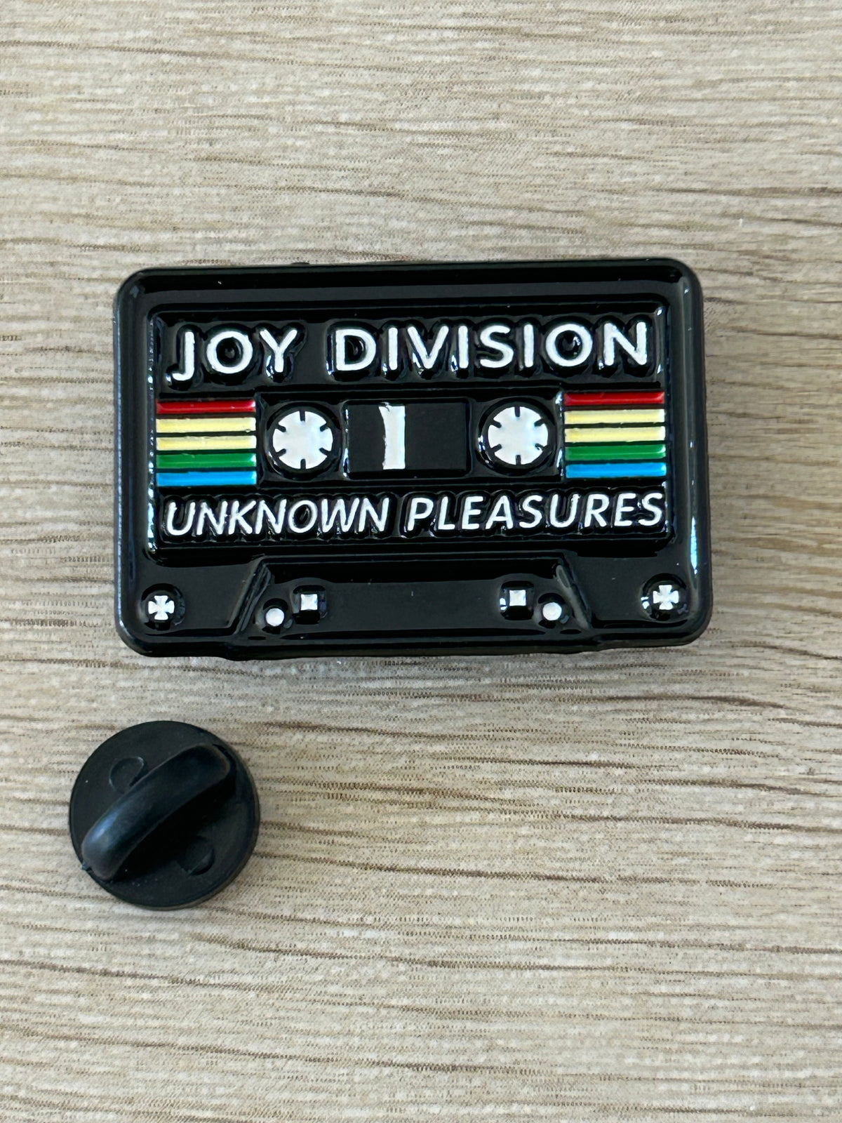 Broche cassette audio rétro noire avec «JOY DIVISION», «UNKNOWN PLEASURES» et attache arrière
