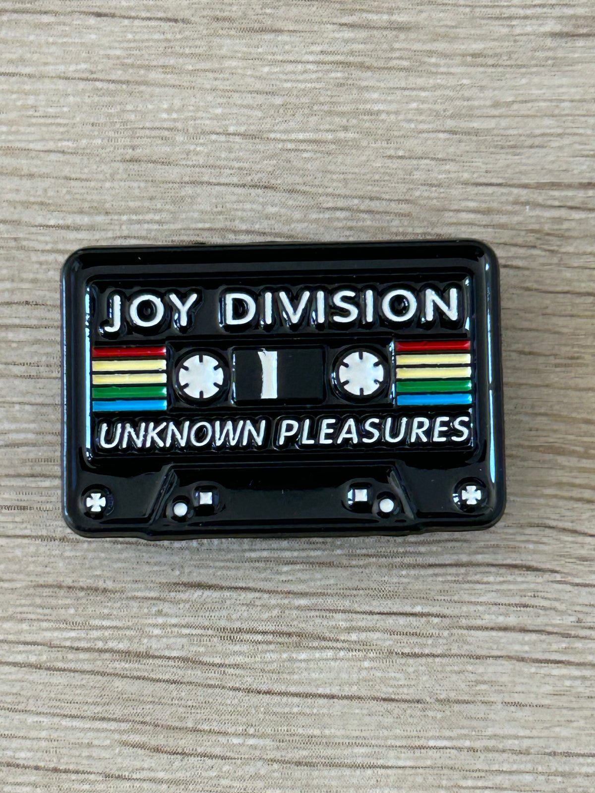 Broche cassette audio rétro noire avec inscriptions «JOY DIVISION» et «UNKNOWN PLEASURES»