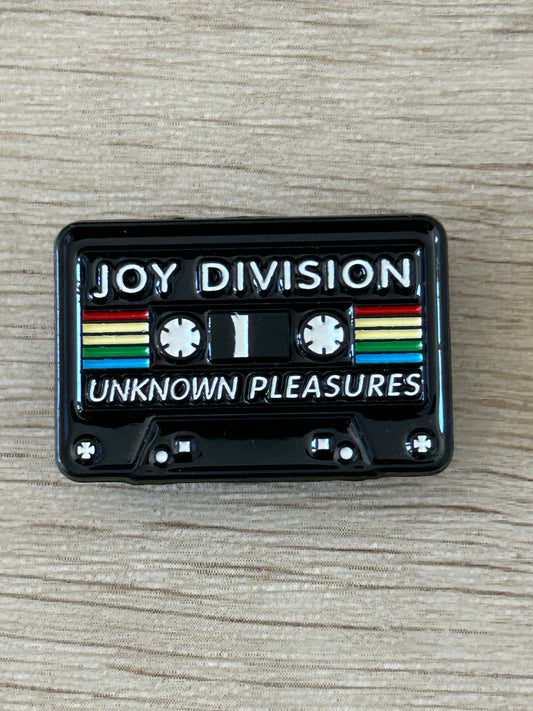 Broche cassette audio rétro noire avec inscriptions «JOY DIVISION» et «UNKNOWN PLEASURES»