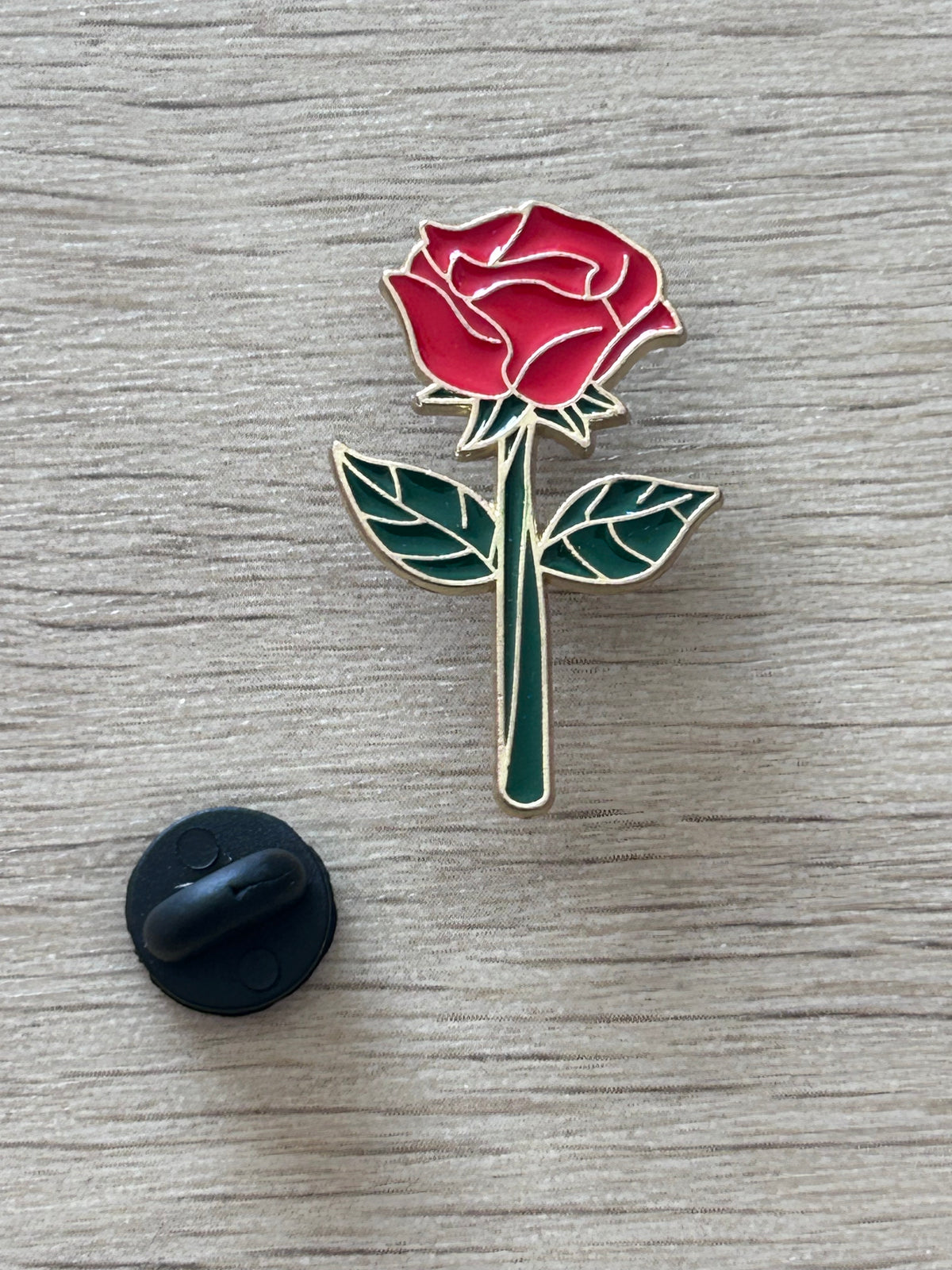 Pin's rose rouge
