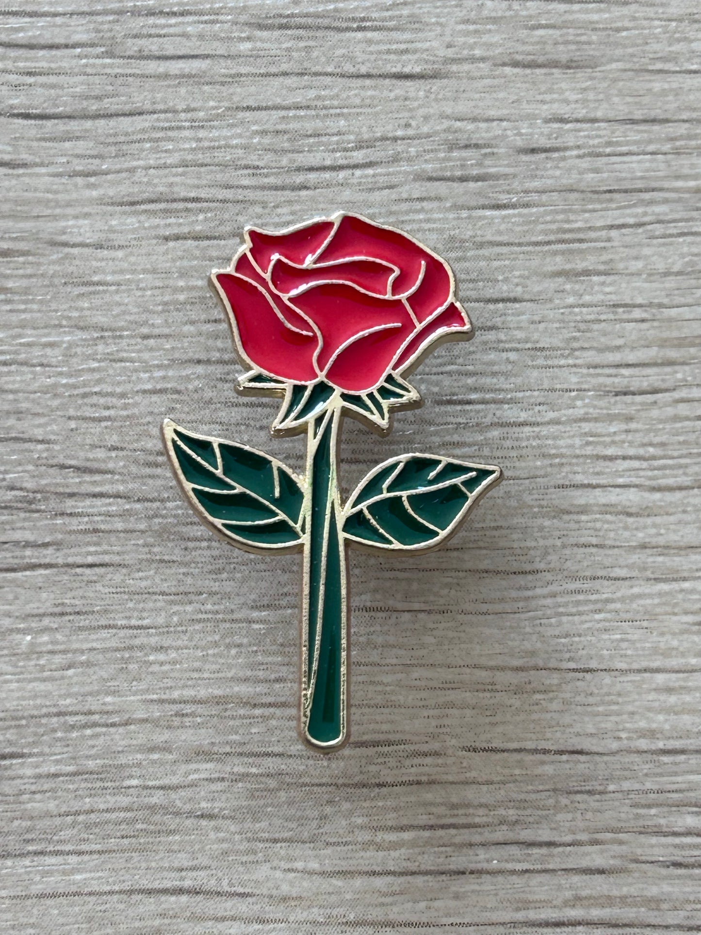 Pin's rose rouge