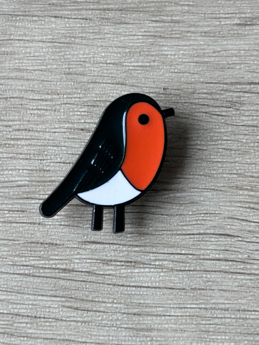 Broche rouge-gorge en émail, tête orange et corps noir avec aile blanche et attache