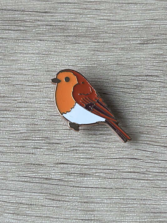 Broche rouge-gorge en émail orange, blanc et brun, vue rapprochée