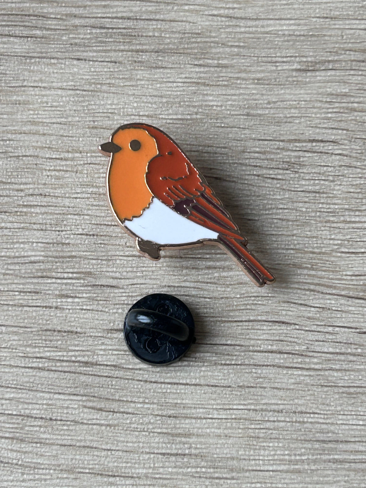 Broche rouge-gorge en émail avec pastille noire de fixation