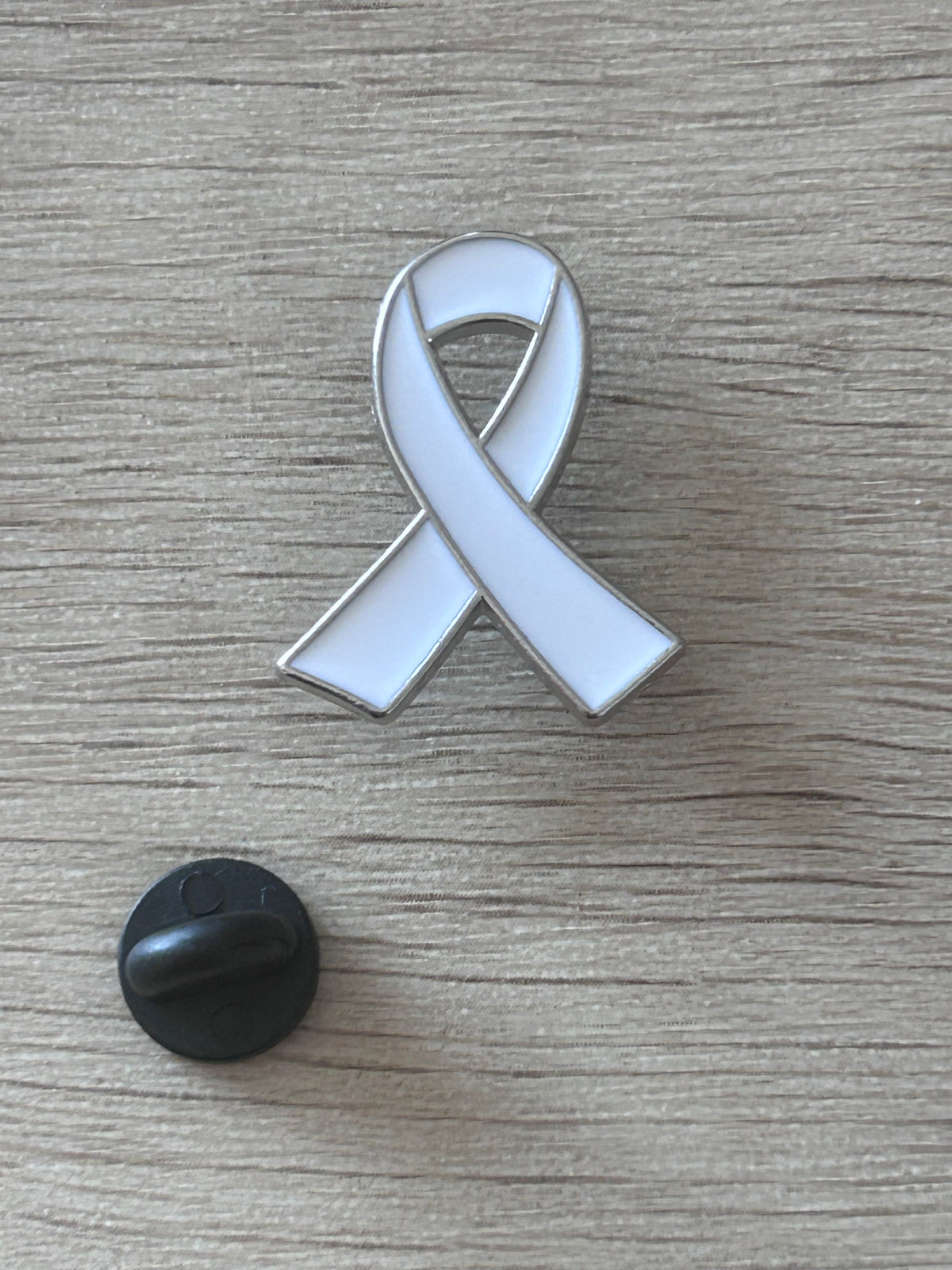 Pin's ruban blanc et bleu pâle vu de face