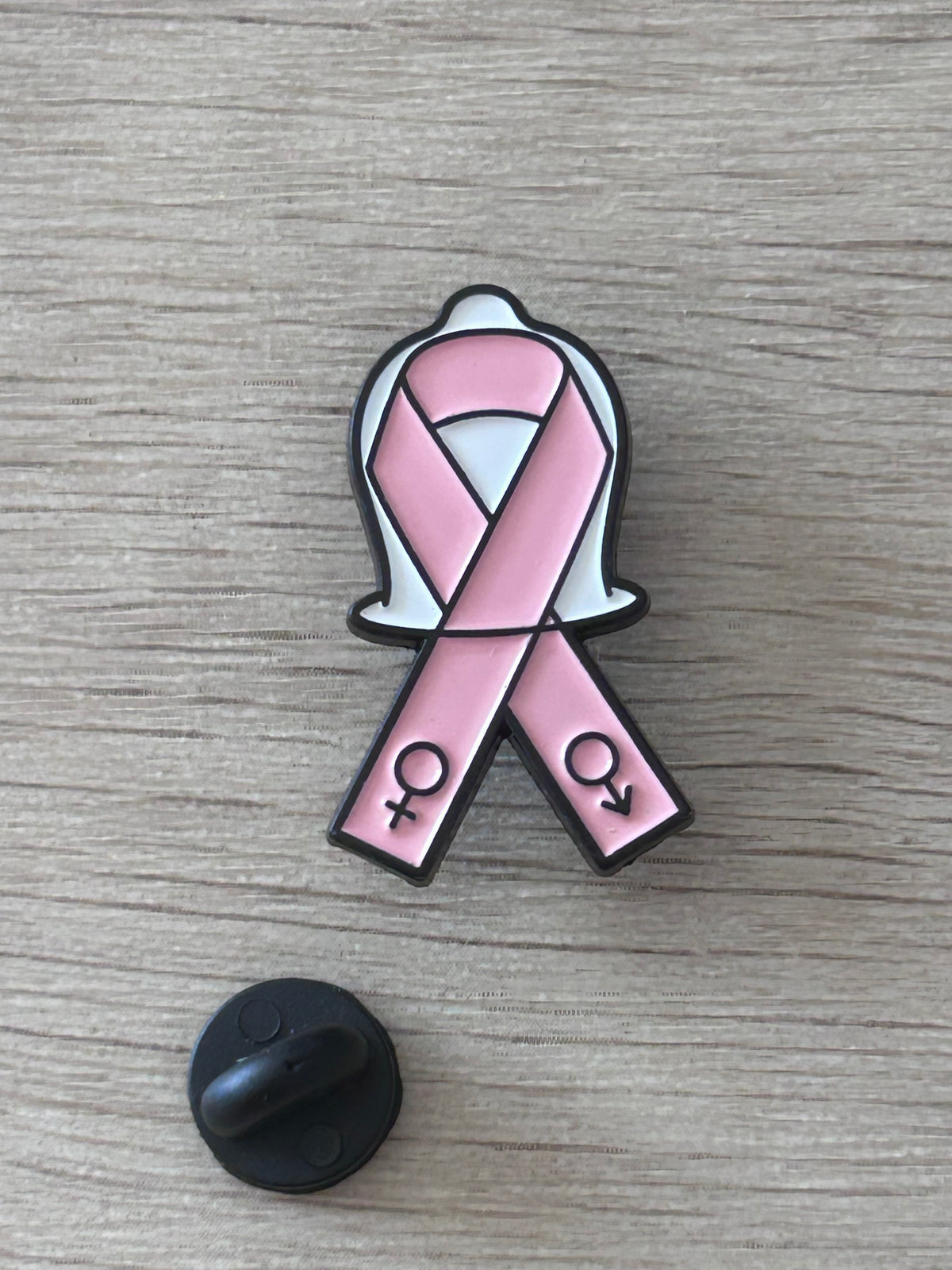 Détail du pin's ruban rose avec contour noir