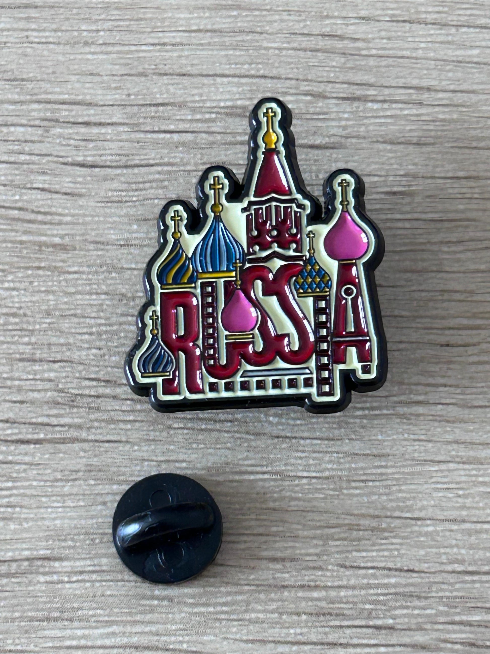 Épingle émaillée Kremlin, tours rouges, bleues et roses sur fond noir