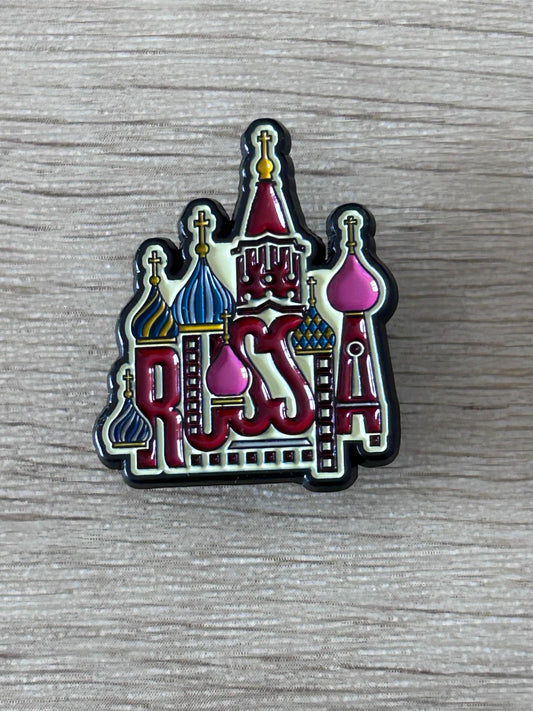 Épingle Kremlin en émail, château rouge central et dômes bleus, détails roses
