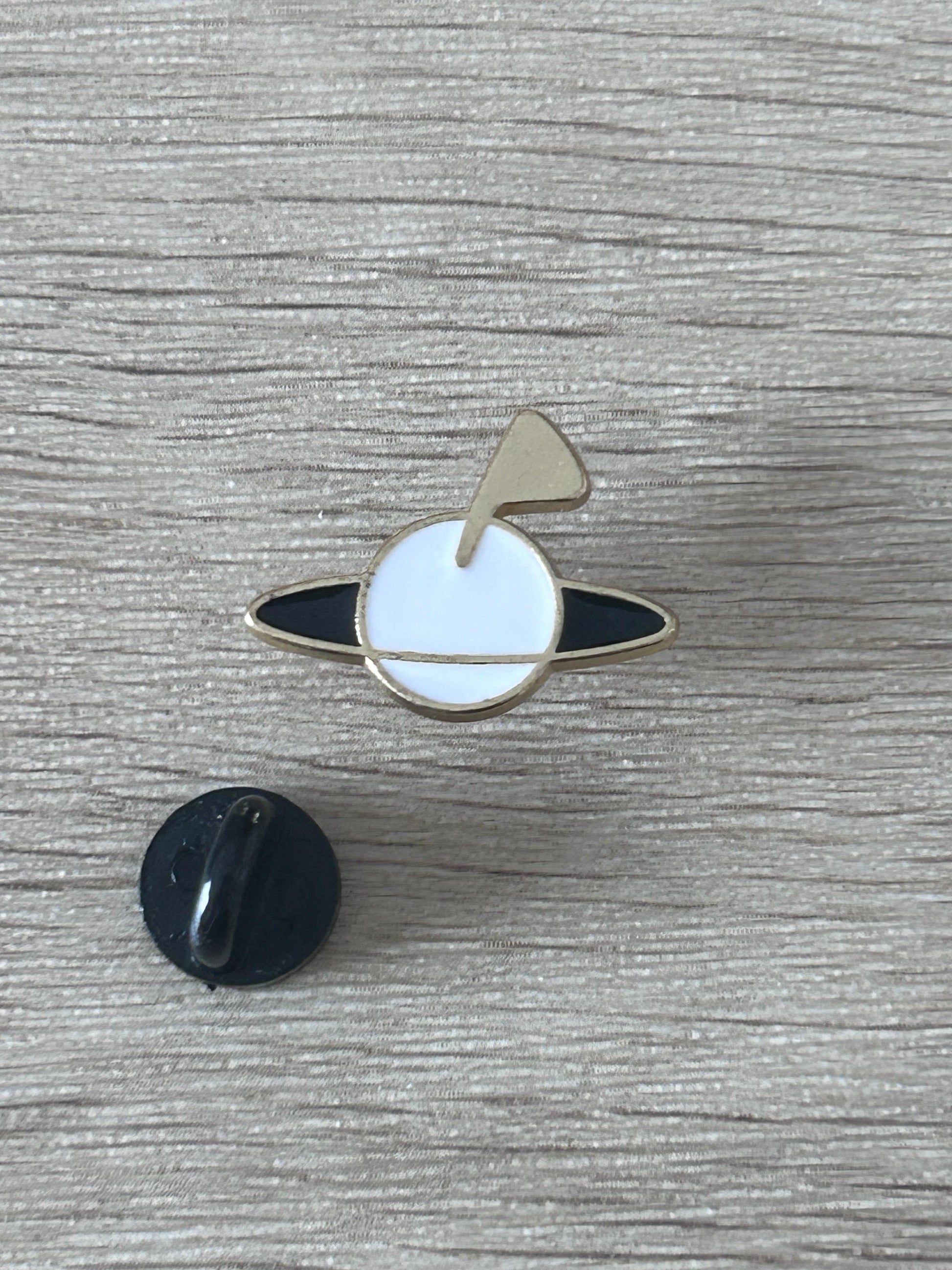 Broche Saturne minimaliste Pin's avec attache noire en plastique