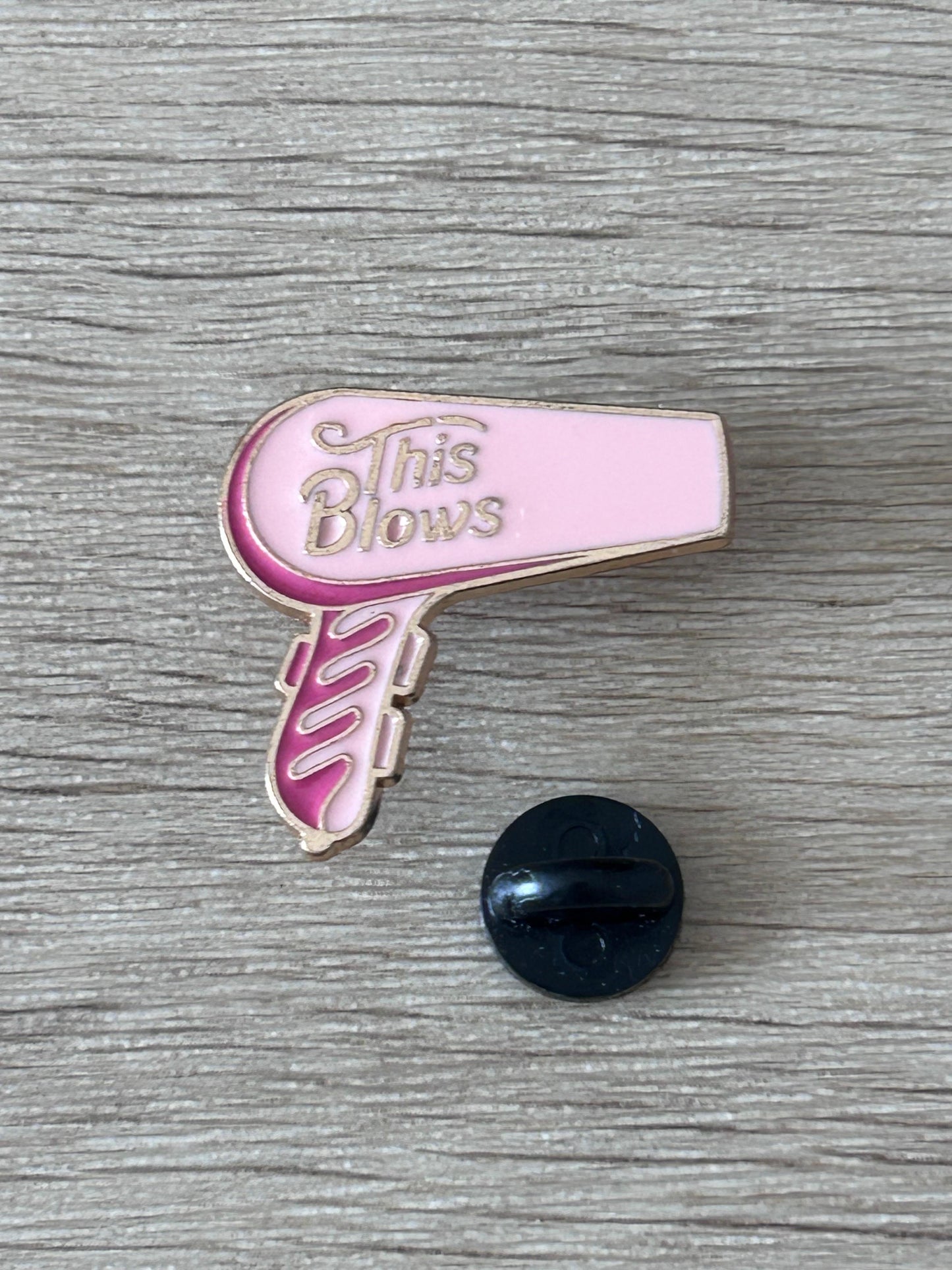 Pin émaillé sèche-cheveux rose «This Blows»; dos noir